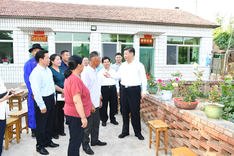 7月15日至16日，中共中央總書記、國家主席、中央軍委主席習(xí)近平在內(nèi)蒙古考察并指導(dǎo)開展“不忘初心、牢記使命”主題教育。這是15日下午，習(xí)近平在赤峰市喀喇沁旗河南街道馬鞍山村村民張國利家，同基層干部群眾代表親切交流。