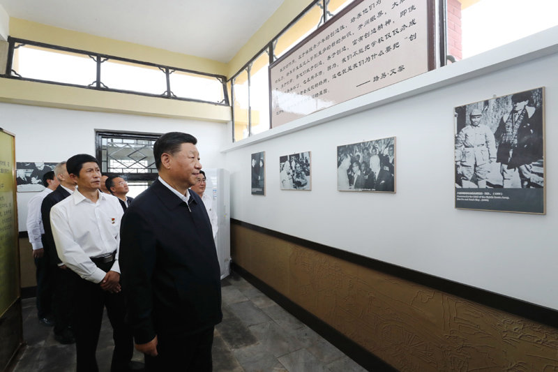 8月19日至22日，中共中央總書記、國家主席、中央軍委主席習(xí)近平在甘肅考察。這是20日下午，習(xí)近平在張掖市山丹培黎學(xué)校參觀學(xué)校創(chuàng)辦人路易·艾黎故居。