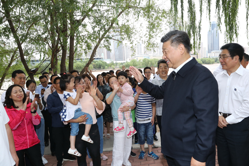 8月19日至22日，中共中央總書記、國家主席、中央軍委主席習(xí)近平在甘肅考察。這是21日下午，習(xí)近平在蘭州市黃河治理蘭鐵泵站項目點同正在休閑的群眾親切交談。